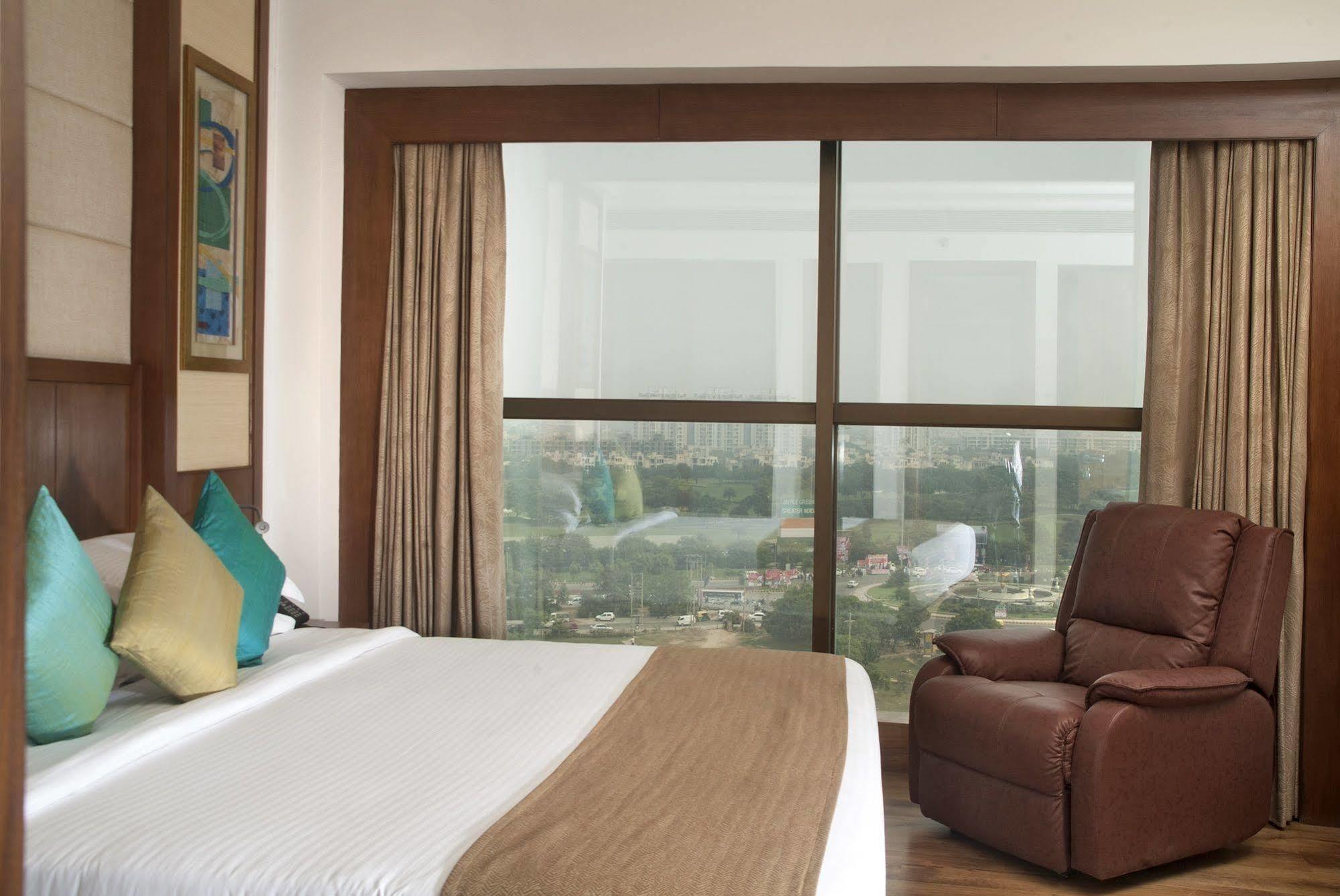Savoy Suites Greater Noida Extérieur photo
